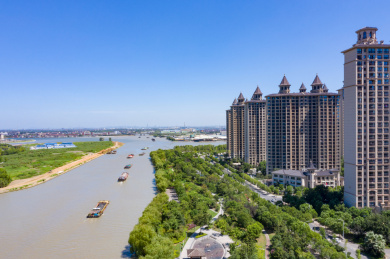 航拍现代城市滨江房屋居住区