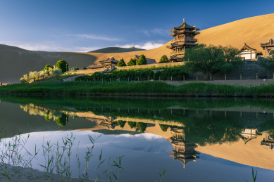 中国甘肃酒泉敦煌月牙泉鸣沙山的风光