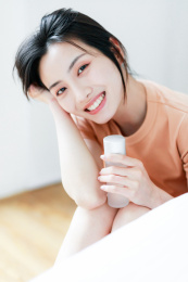 在家护肤的年轻东方女性