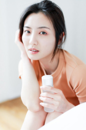 在家护肤的年轻东方女性