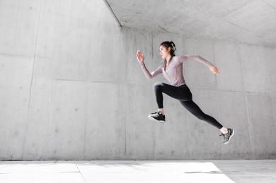 户外跑步健身的中国女性