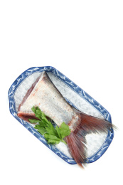 白底上盘子里放着鲢鱼尾