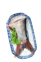 白底上盘子里放着鲢鱼尾