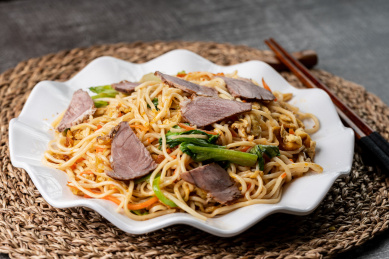 炒面放在盘子里