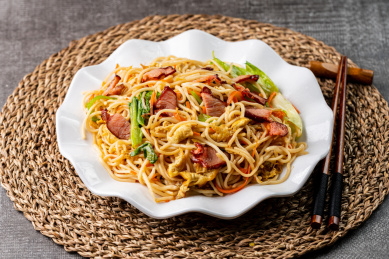 炒面放在盘子里