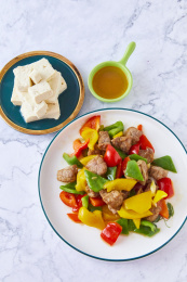 盘装菜肴减肥低脂餐青红椒小炒肉豆腐