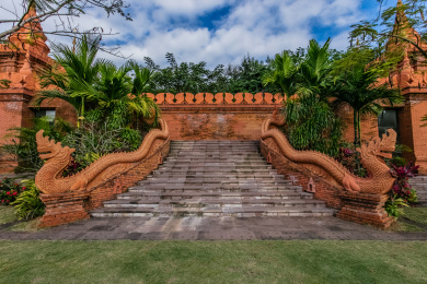 中国云南省景洪市曼听公园御象塔龙兽装饰建筑