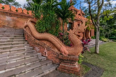 中国云南省景洪市曼听公园御象塔龙兽装饰建筑