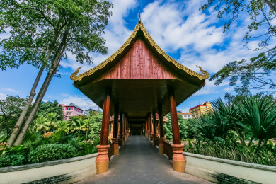 中国云南省景洪市西双版纳曼听公园八角廊桥建筑