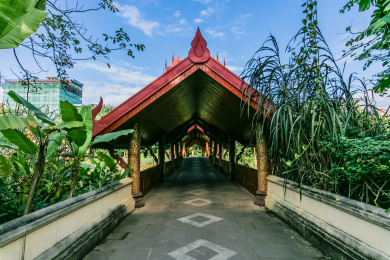 中国云南省景洪市西双版纳曼听公园风雨廊桥建筑