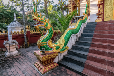 中国云南省景洪市西双版纳总佛寺龙兽雕塑装饰物