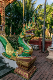 中国云南省景洪市西双版纳总佛寺龙兽雕塑装饰物