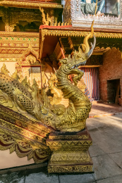 中国云南省景洪市西双版纳总佛寺龙兽雕塑装饰物