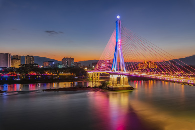 中国云南省景洪市澜沧江夜晚西双版纳大桥建筑