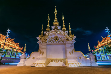 中国云南省景洪市夜晚告庄大金塔建筑