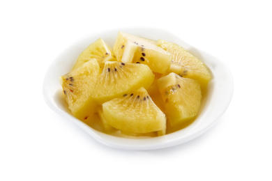 白盘装猕猴桃果肉切丁白底