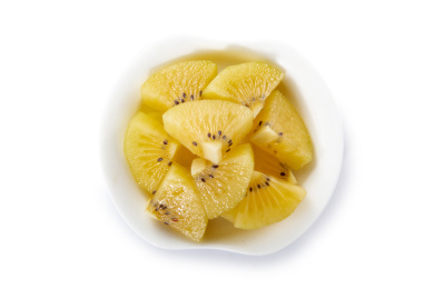 白盘装猕猴桃果肉切丁白底