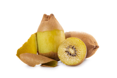 削皮和切半的猕猴桃白底