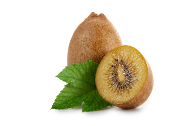 猕猴桃和半个果肉带绿叶子白底