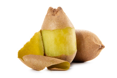 削皮的猕猴桃白底