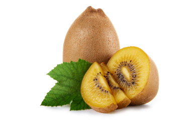 猕猴桃和切开果肉带绿叶子白底