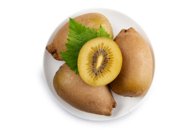 三个猕猴桃和半个果肉带绿叶子俯拍白底