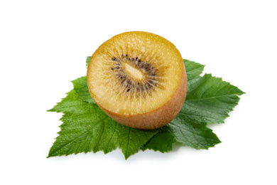 猕猴桃切开半个果肉带绿叶子白底