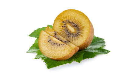 猕猴桃切开果肉带绿叶子白底
