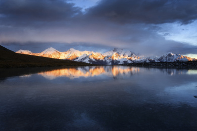 中国四川甘孜康定冷噶错的风光