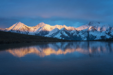 中国四川甘孜康定冷噶错的风光