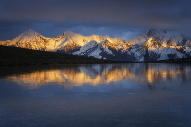 中国四川甘孜康定冷噶错的风光