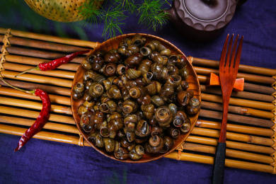 夜宵美食麻辣炒田螺