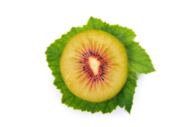 切开红心猕猴桃果肉带绿叶子白底