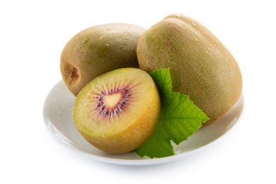 2个红心猕猴桃和半个果肉带绿叶装白盘白底