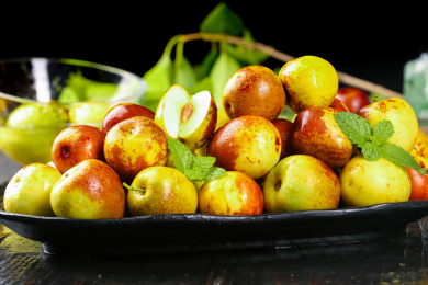 黑底上放着一盘新鲜大枣