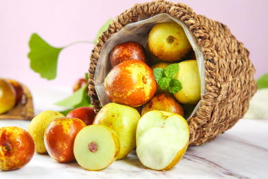 蓝子里的新鲜枣子