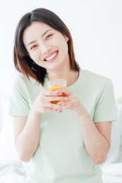 健康饮食的亚洲年轻女性