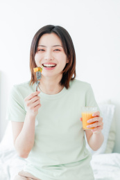 健康饮食的亚洲年轻女性