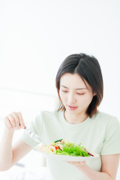 健康饮食的亚洲年轻女性