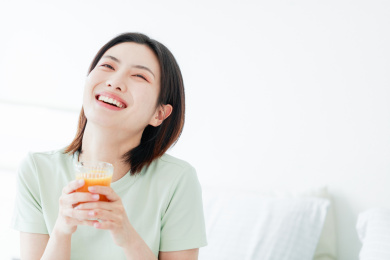 吃沙拉的年轻亚洲女性