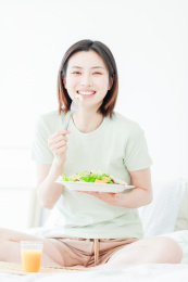 吃沙拉的年轻亚洲女性