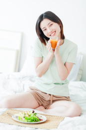吃沙拉的年轻亚洲女性