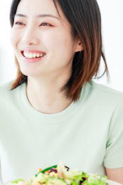 吃沙拉的东方年轻女性半身特写