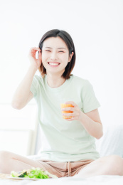 健康饮食的亚洲年轻女性