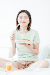 吃沙拉的年轻亚洲女性
