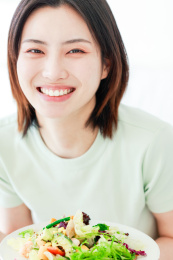 吃沙拉的年轻亚洲女性