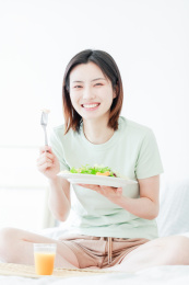 吃沙拉的年轻亚洲女性