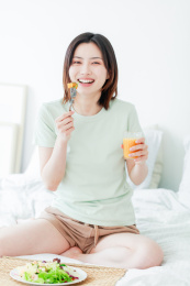 吃沙拉的年轻亚洲女性