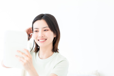 照镜子化妆的年轻东方女性