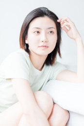 年轻东方女性居家生活方式